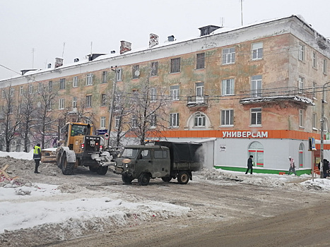 В пермском городе Кизел из-за местного пруда затапливает перекресток