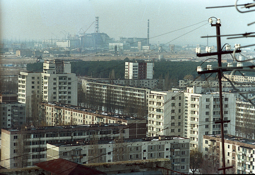 Спустя 30 с лишним лет о зоне отчуждения ходят легенды, привлекающие туристов. Экскурсии организуют в Припять, Чернобыль, к самой ЧАЭС. В отличие от опустошенной Припяти, если верить туристам, в Чернобыль вернулись люди. Их немного, не более сотни, но в центре города идет, кажется, обычная жизнь. Полуразрушенные дома соседствуют с ухоженными палисадниками. Город контрастов.