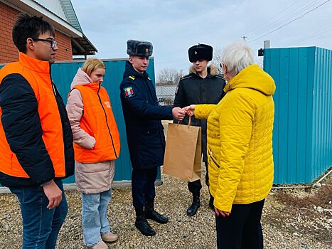 В Армавире волонтеры поздравили с праздником жен и матерей участников СВО