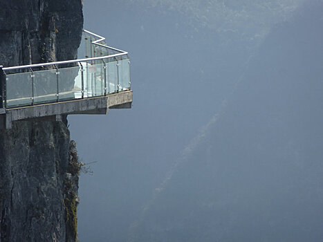 В Китае под ногами туристов треснул стеклянный мост над пропастью