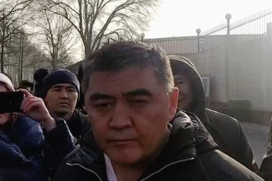 Глава спецслужб Киргизии пришел в парламент и пригрозил сломать руку депутату