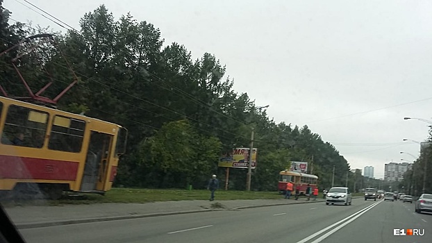 В районе остановки «Ювелирная» сошел с рельсов трамвай