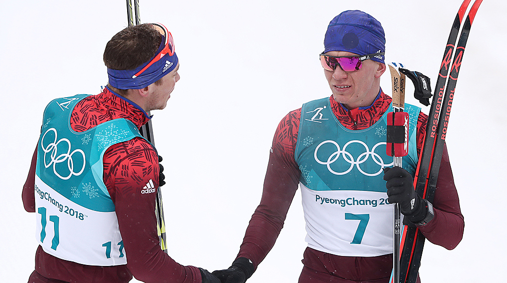 Олимпийские спортсмены из России России Андрей Ларьков, завоевавший бронзовую медаль, и Александр Большунов (слева направо), завоевавший серебряную медаль, после масс-старта на 50 км классическим стилем