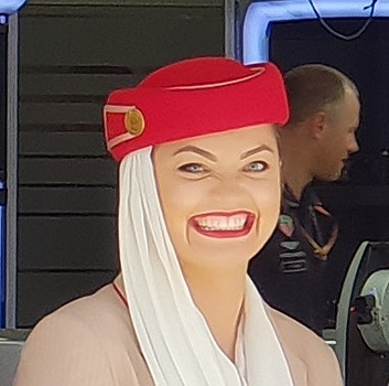 Страшная улыбка стюардессы напугала соцсети