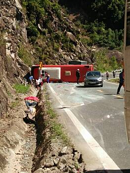 По дороге из Далата в Нячанг перевернулся автобус (фото)