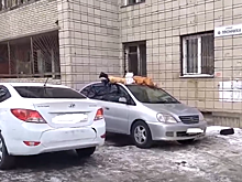 На автомобиль с высоты 6-го этажа выпала и разбилась женщина в Томске