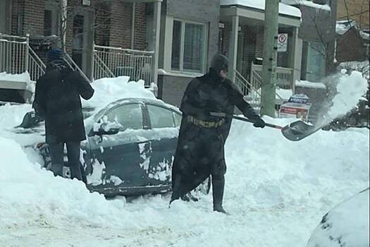 Бэтмен спасает машины от снега