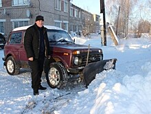 Житель Тверской области переделал "Ниву" в снегоуборочную технику и теперь сам чистит дороги