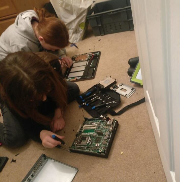 Ребенок разбирает технику. Смешные сборки компьютеров. Разбираться в людях. Студентка не разбирается в компьютерах зато отлично. Девушка с проводами.