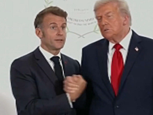 Макрон не смог сразу вырваться после рукопожатия с Трампом