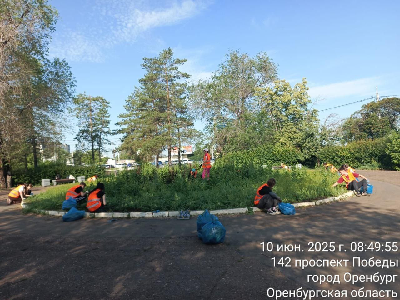 Покос травы и посадка цветов: коммунальщики наводят порядок во всех районах Оренбурга