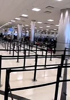 Хаос в аэропорту из-за случайного выстрела попал на видео