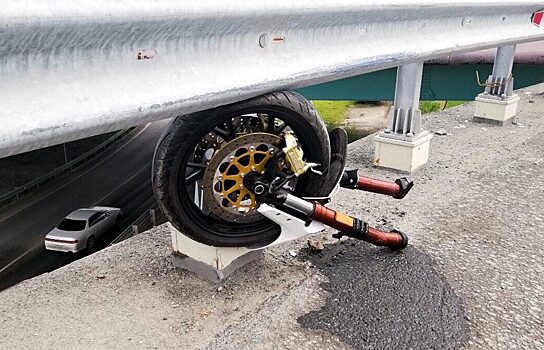 В Тюмени погиб байкер: от удара мотоцикл разорвало на две части