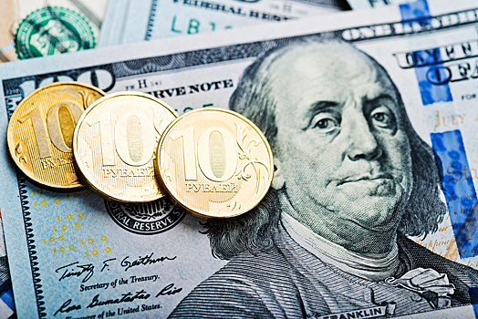 Средневзвешенный курс доллара упал ниже 70 рублей