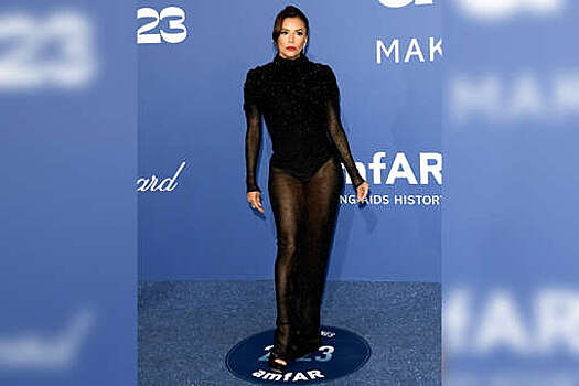 48-летняя Ева Лонгория надела платье с прозрачной юбкой на гала-вечер amfAR