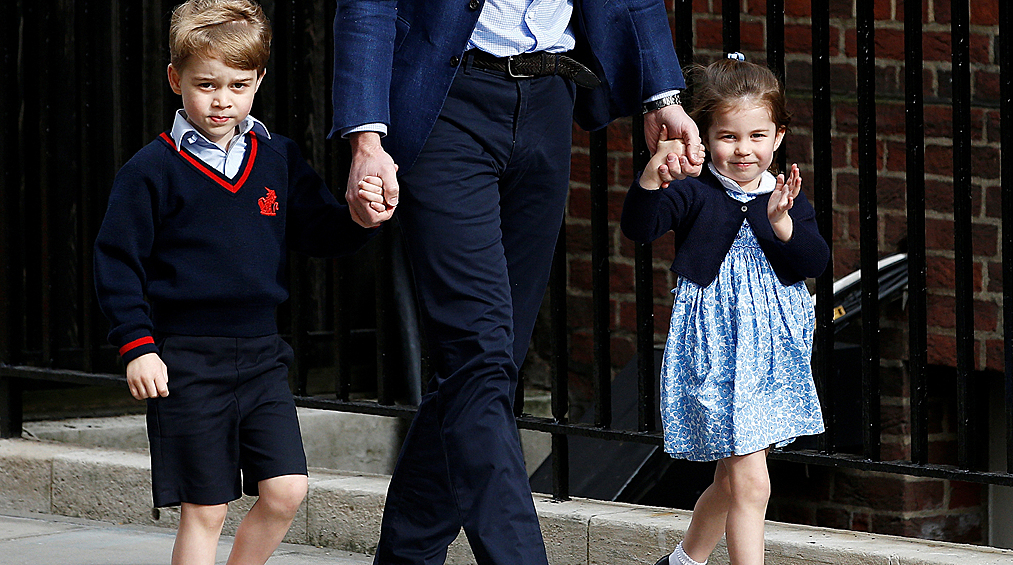 Принц Уильям у больницы вместе с детьми — Джорджем и Шарлоттой, 23 апреля 2018 год