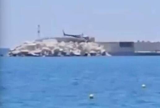Вертолет с туристами упал в море у побережья Афин