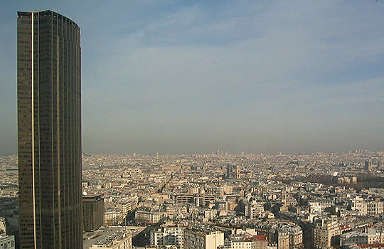 Турист без страховки полез на небоскреб в Париже