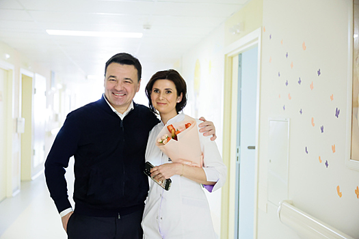 Андрей Воробьев поздравил врачей и пациенток Наро-Фоминского перинатального центра с 8 Марта