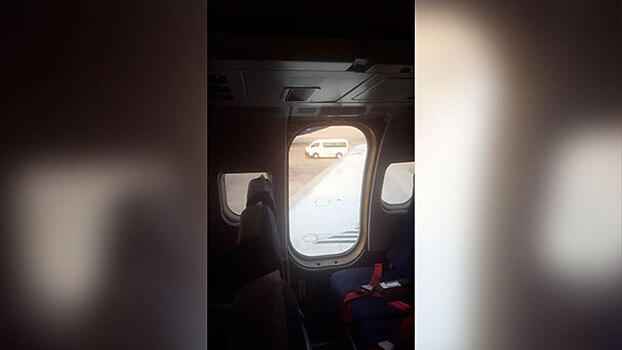 Отвалившаяся во время посадки дверь самолета привела пассажиров в панику: видео