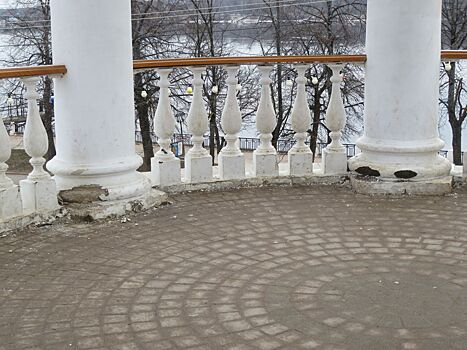 Ободранную беседку Островского в Костроме начали приводить в порядок