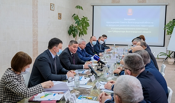 Андрей Бочаров обсуждает с представителями отраслей поддержку экономики