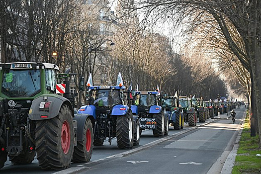 К рынку Рюнжи под Парижем пригнали бронемашины в ожидании протеста фермеров