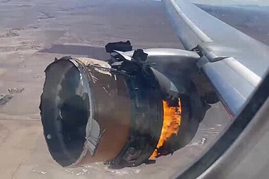 Пассажиры сняли на видео горящий двигатель самолета в воздухе