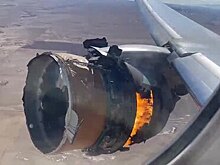 Пассажиры сняли на видео горящий двигатель самолета в воздухе