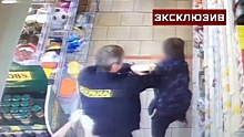 Появились кадры избиения охранником магазина школьника в Новосибирске