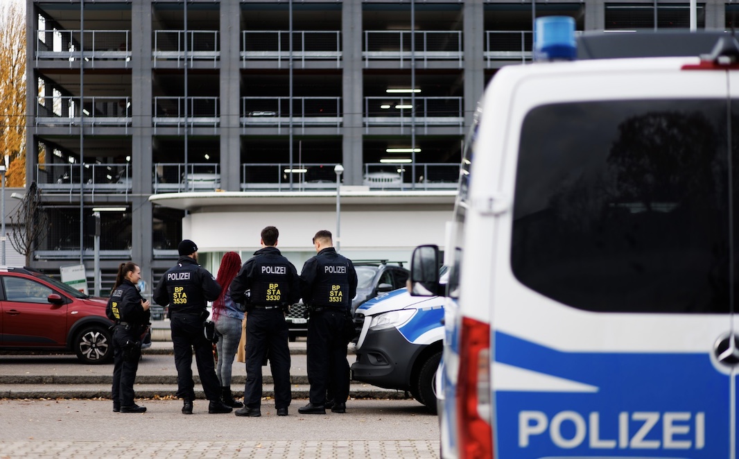 Полиция Швейцарии сообщила, что шесть человек пострадали из-за нападения мужчины с ножом