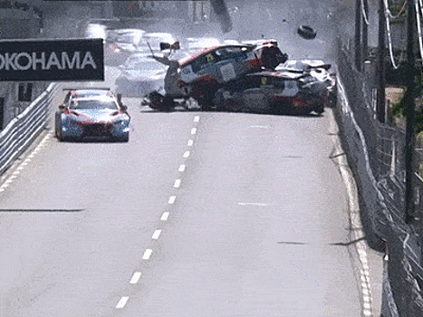 Видео: Массовый завал на гонке в Португалии перекрыл трассу