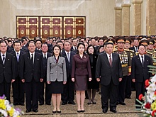 Ким Чен Ын с семьей посетил Кымсусанский мавзолей в Пхеньяне