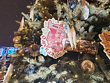 Картины Врубеля и варежки с сибирскими узорами. На выставке в Москве представлено новогоднее дерево Омской области