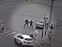 Водитель Mercedes-Benz подрался с пешеходом в Челябинске