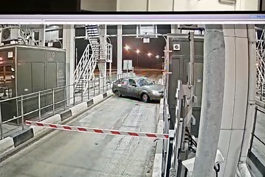 В Воронежской области легковой автомобиль врезался в пункт оплаты на трассе М-4 "Дон"