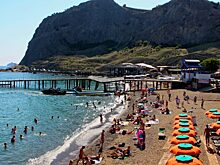 В Крыму предлагают убрать платные лежаки с общественных пляжей