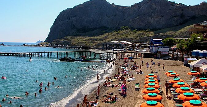 В Крыму предлагают убрать платные лежаки с общественных пляжей