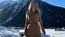Не испугалась холодов: Наталья Водянова в мини-юбке и ботфортах в Швейцарии