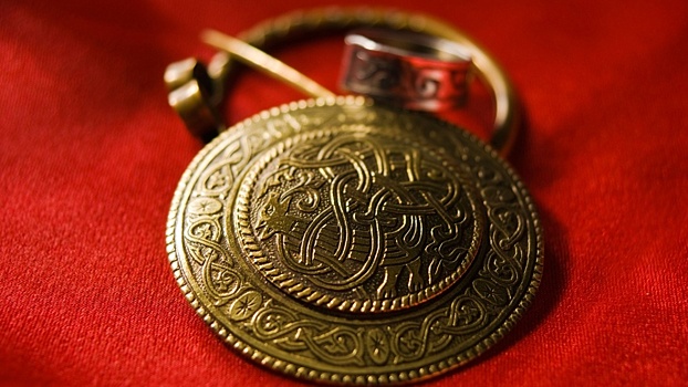 Редкий золотой кулон викингов обнаружили в Британии