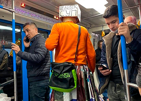 «Человек-суп» в московском метро попал на видео и развеселил россиян