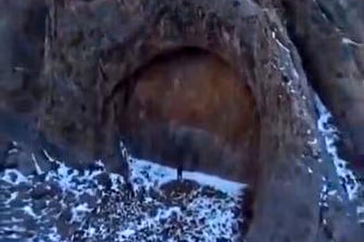 Соцсети удивил «дверной проем» в горах Казахстана