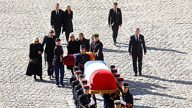 Шарль Азнавур похоронен близ Парижа