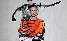 Взрыв перьев и сумасшедший микс принтов: смотрим новую коллекцию Dries Van Noten Spring 2020