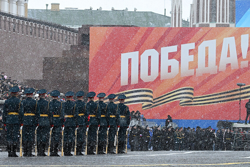 Военнослужащие парадных расчетов на военном параде на Красной площади в честь 79-летия Победы в Великой Отечественной войне, 9 мая 2024 года