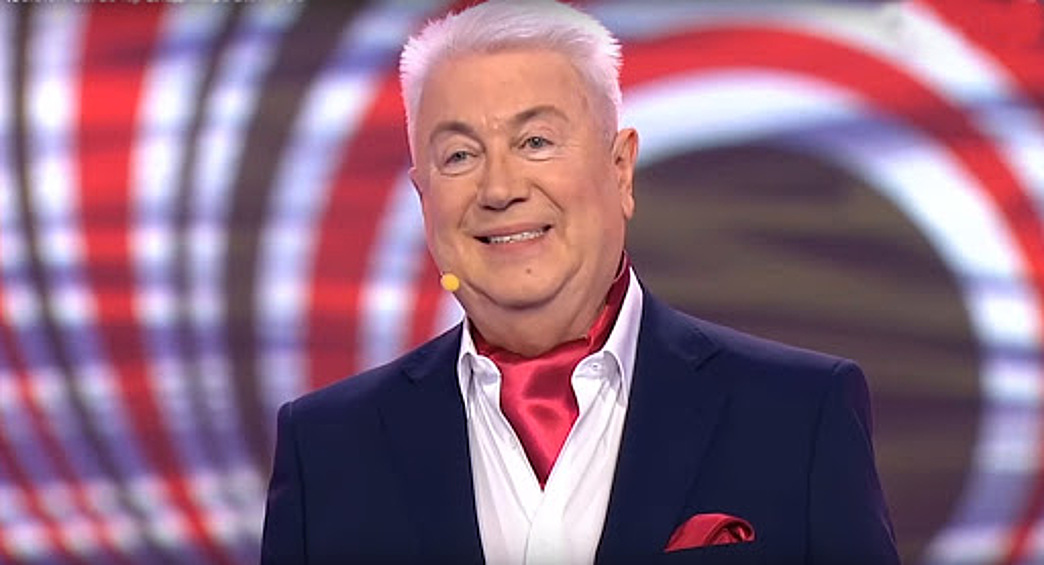 Владимир Винокур еврей по отцу. Его папа — Натан Львович Винокур был известным в Курске строителем, а мама — Анна Юльевна, преподавала в школе русский язык и литературу.  