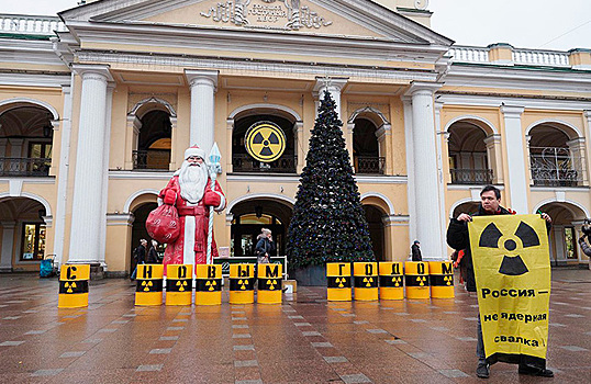 В Петербурге задержали активиста Greenpeace после акции против ввоза ядерных отходов из Германии