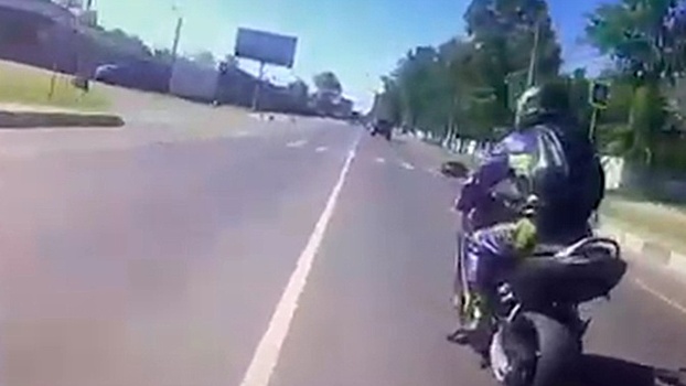 Полицейский разбился во время погони за байкером в Подмосковье: видео