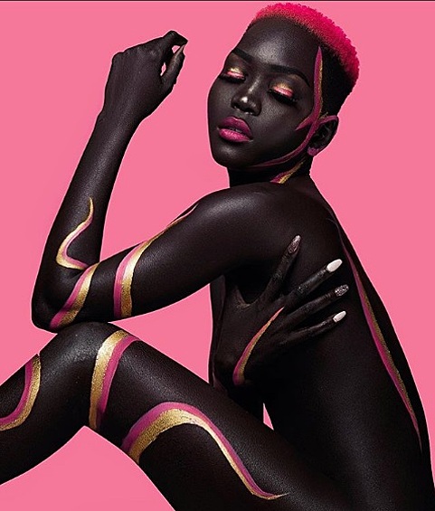 Именно уникальный, невероятно темный цвет кожи сделал Ньяхим одной из самых известных персон в мире моды.