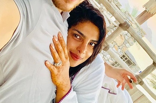 Походы в кино и милые селфи: Приянка Чопра и Ник Джонас наслаждаются медовым месяцем в Омане